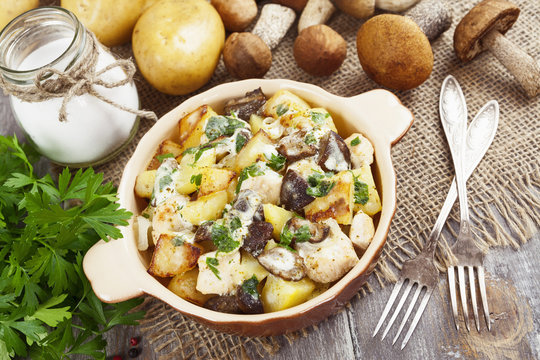 Potatoes with mushrooms in sour cream