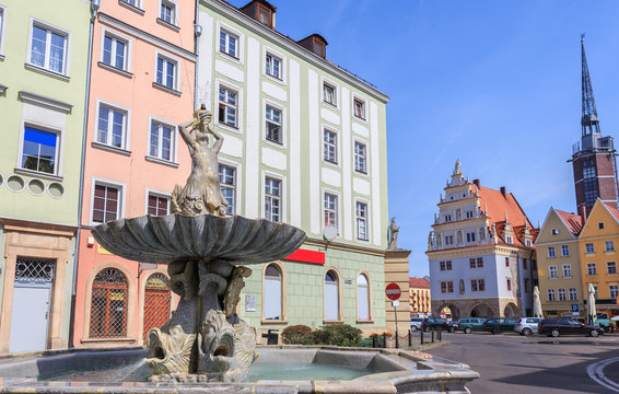 Rynek Starego Miasta w Nysie - Fontanna Trytona z 1701 roku, wzorowana na Fontannie trytona Berniniego z Rzymu. W tle zabytkowy Dom Wagi oraz wieża ratusza
