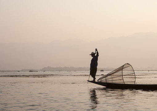 Intha leg rowing fisherman at dawn, Inle Lake, Nyaungshwe, Shan State, Myanmar (Burma), Asia 