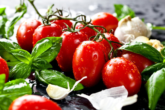 Frische tomaten mit basilikum und knoblauch 