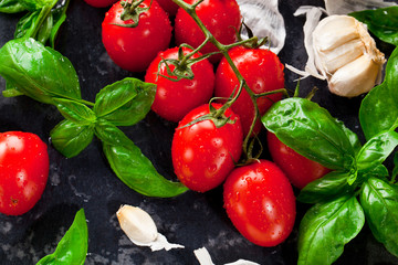 Frische tomaten mit basilikum und knoblauch 