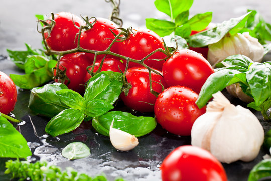 Frische tomaten mit basilikum und knoblauch 