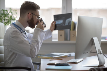 Obraz premium Doctor examining an elbow x-ray