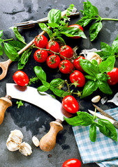 Frische tomaten mit basilikum und knoblauch 