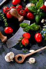 Frische tomaten mit basilikum und knoblauch 