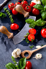 Frische tomaten mit basilikum und knoblauch 