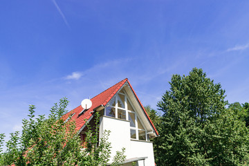 Haus im Wald unter blauen Himmel