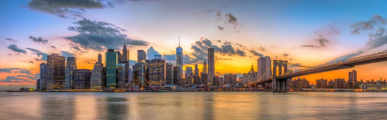 Foto auf Acrylglas Amerikanische Orte Brooklyn Bridge und die Innenstadt von New York City bei wunderschönem Sonnenuntergang