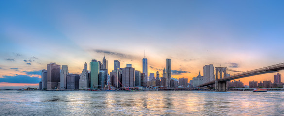 New York City Manhattan skyline van het centrum en Brooklyn bridge