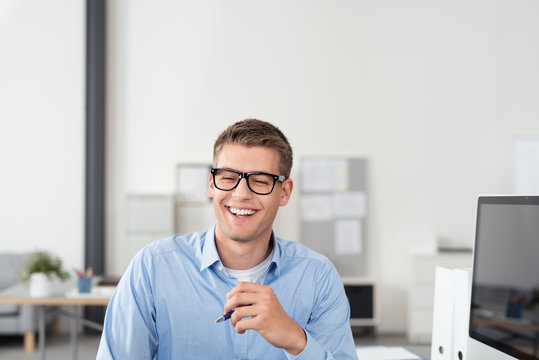 gut gelaunter mann im büro