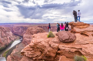 Tableaux ronds sur plexiglas Canyon PAGE, ARIZONA - MAY 25: Hikers at Horseshoe Bend on May 25, 2015