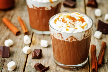 Photo sur Aluminium Chocolat hot dark chocolate with whipped cream, cinnamon and salted caram