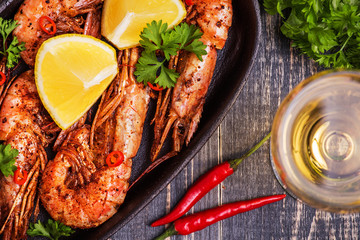 Fried shrimp with lemon and white wine