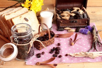 Dried currants and raisin bread.