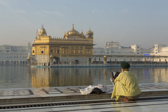 Sikh pilgrim at the Harmandir Sahib (The Golden Temple), Amritsar, Punjab