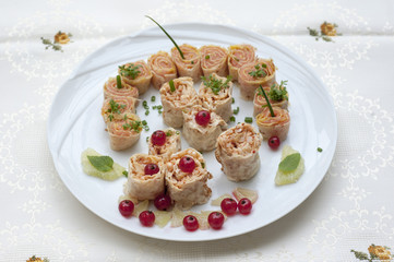 Crepesröllchen mit Lachs und Orangensenf - mit gehackten Crevetten, Ziegenfrischkäse und Piment d`Espelette
