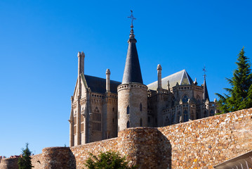 Fototapeta premium Old town walls and Episcopal Palace of Astorga