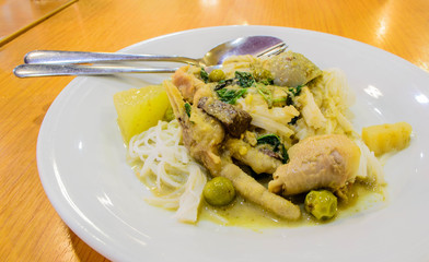 Green curry chicken with noodles