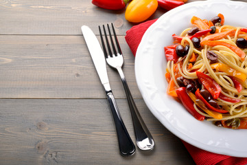 Spaghetti with peppers and olives