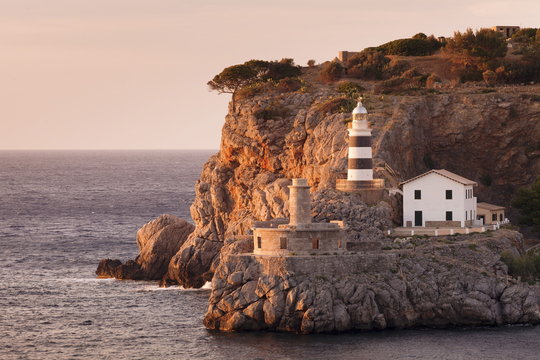 Lighthouse Far de sa Creu at sunset, Port de Soller, Majorca (Mallorca), Balearic Islands, Spain, Mediterranean