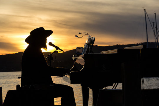 Cantante sul lago
