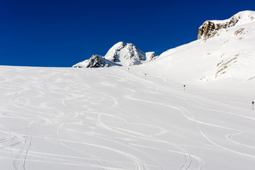 Fototapeta na wymiar Fresh ski tracks on ski slope