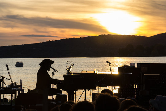 Cantante sul lago