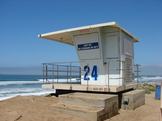 Obraz premium lifeguard tower overlooking ocean