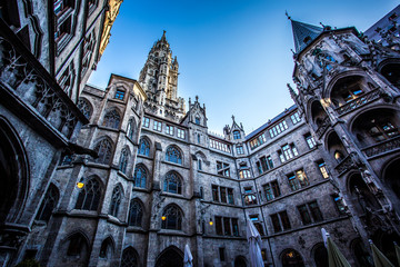 Obraz premium Innenhof des Münchner Rathauses an einem Sommerabend