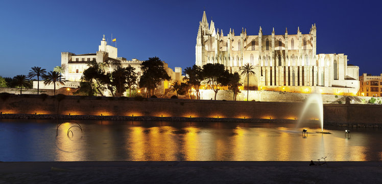 Cathedral of Santa Maria of Palma (La Seu) and Almudaina Palace at Parc de la Mar at night, Palma de Mallorca, Majorca (Mallorca), Balearic Islands, Spain, Mediterranean
