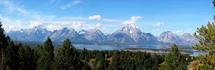 The Teton Range is a mountain range of the Rocky Mountains (Wyoming, USA), just south of...