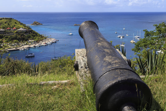Cannon points out to sea and Les Petits Saints islets, Fort Gustave, Gustavia, St. Barthelemy (St. Barts) (St. Barth)