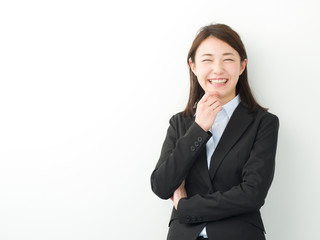 腕組み・ビジネスウーマン