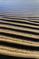 Hintergrund Strand mit Wellenmuster in der Brandungszone