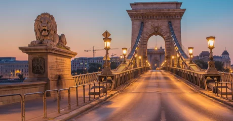 Foto op Plexiglas De Szechenyi Chain Bridge (Boedapest, Hongarije) in de zonsopgang © krivinis