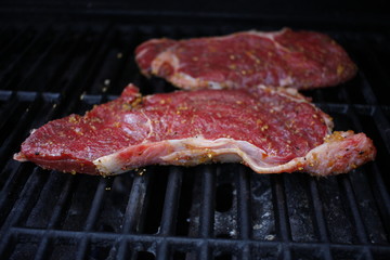 Rohe Steaks auf Grill