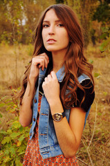 Naklejka premium Cute young woman in the autumn forest
