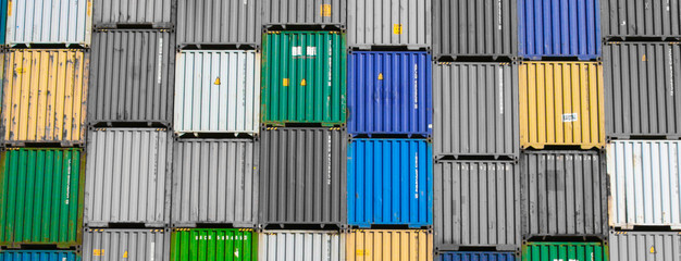 Container auf einem Frachtschiff