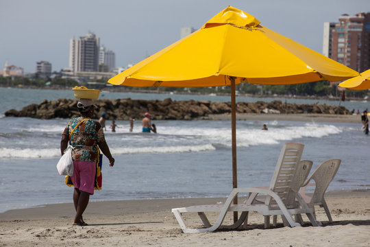 Vendedora de Panelitas de Coco en la playa de Cartagena