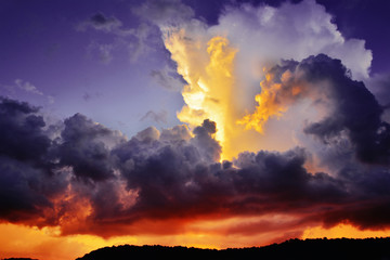 Dramatische donkerpaarse en rode onweerswolken bij zonsondergang