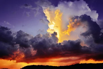 Papier Peint photo Lavable Ciel Nuages d& 39 orage violet foncé et rouge dramatique au coucher du soleil