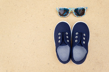Naklejka premium Blue sneakers and sunglasses. Summer holidays