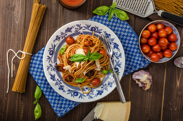 Wholemeal pasta with roasted tomato