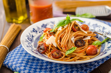 Wholemeal pasta with roasted tomato