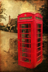 Fototapeta premium nostalgisch texturiertes Bild einer roten Telefonzelle im Dorf Bossington in Somerset, England