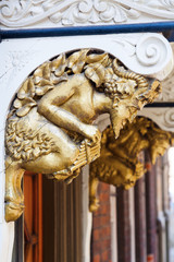 Fototapeta na wymiar goldener Atlant an einer Haustüre in Oxford, England