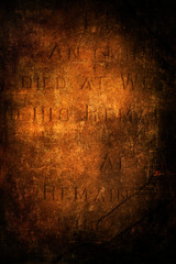 Bild einer Grabinschrift bearbeitet mit dunkler Textur