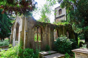 Fototapeta na wymiar alte Kapelle auf einem verfallenen Friedhof in Bath, England