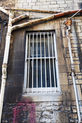 alte Hauswand mit verrosteten Abflussrohren