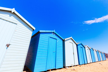 Fototapeta na wymiar Reihe blauer Umkleidekabinen an der englischen Kanalküste